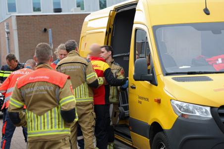 Brandweer bevrijdt bezorger met metalen pin door hand aan de Meester van Coothstraat Waalwijk