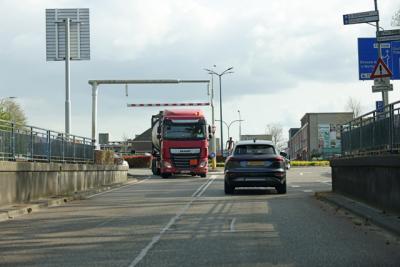 Vrachtwagen ramt hoogtemeter bij berucht viaduct Hertog Janstraat