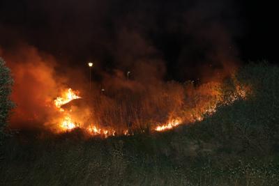 Metershoge vlammen bij bermbranden langs Gaardpad: Politie gaat uit van brandstichting
