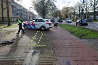 Auto schiet over zebrapad en eindigt op grasveld aan de Balade Waalwijk
