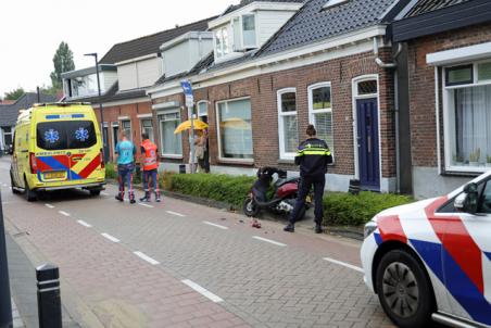 Scooterrijder botst achterop auto aan de Eerste Zeine Waalwijk