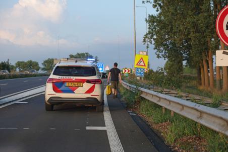 Man loopt over vluchtstrook A59 bij Waalwijk: politie grijpt in