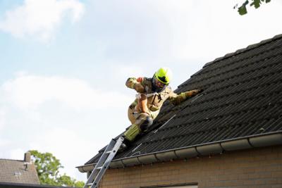 Brandweer redt kat van dak aan de Groen van Prinstererlaan Waalwijk