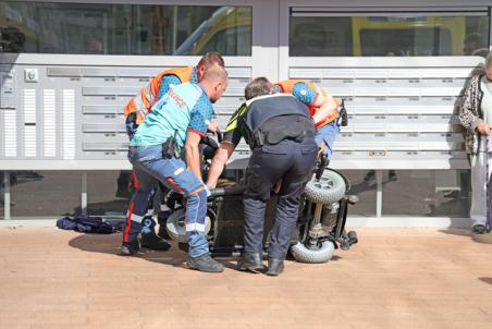 Man op scootmobiel kantelt en raakt gewond aan de Prof. de Savornin Lohmanpark Waalwijk