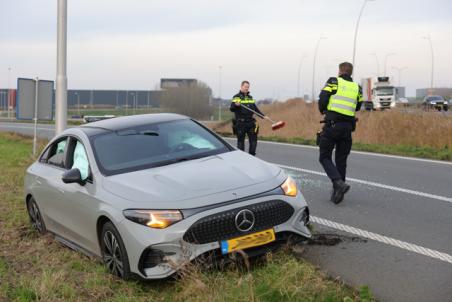 Mercedes CLA 250+ raakt van de weg op A59 (Maasroute) Waalwijk