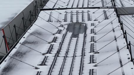 Dak van bedrijfshal Willems Logistics in Waalwijk ingestort door zware sneeuwlast