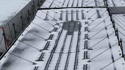 Dak van bedrijfshal Willems Logistics in Waalwijk ingestort door zware sneeuwlast