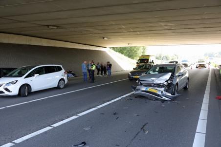 Botsing tussen drie voertuigen op A59 bij Waalwijk