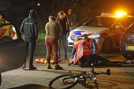 Fietser en auto komen in botsing aan de Elzenweg Waalwijk