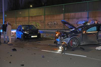 Grote ravage op A59 bij Waalwijk: Bestelbus op zijn kant, gewonde onder politiebegeleiding afgevoerd