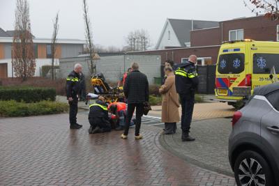 Scooterrijder lichtgewond na botsing met auto in Burgemeester van Prooijenstraat