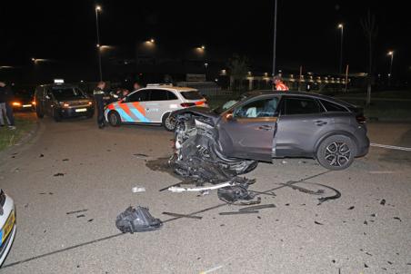 Auto&#039;s zwaar beschadigd bij aanrijding op kruising aan de Kloosterheulweg Waalwijk