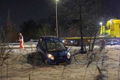 Auto strandt in diepe sneeuw na slippartij op Midden-Brabantweg Waalwijk