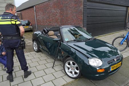 Bestuurder botst met auto tegen lantaarnpaal aan de Wilhelminastraat Waalwijk