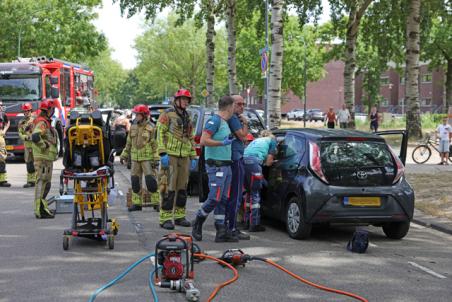 Vier auto’s botsen op elkaar op Blyde Incomstelaan in Waalwijk