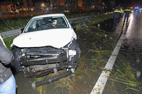 Bestuurster verliest de macht over het stuur op de A59 (Maasroute) Waalwijk