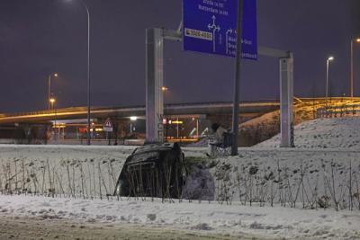 Automobilist belandt in sloot door sneeuw en wacht rustig af met hamburger en stoeltje in Waalwijk