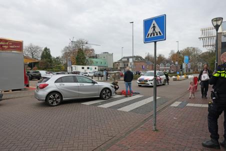Vrouw aangereden op zebrapad bij Action in Waalwijk