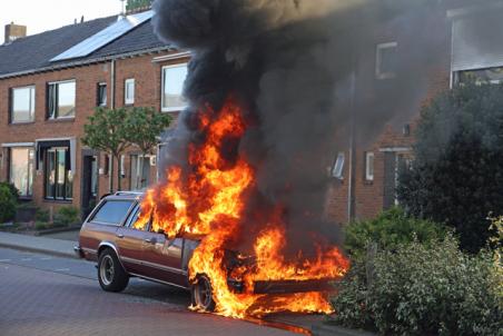 Chevrolet Malibu uit 1979 gaat in vlammen op aan de van Berckenrodelaan Waalwijk