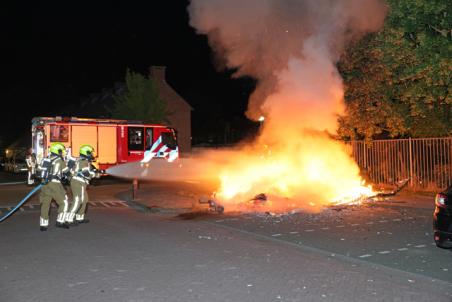 Caravan brandt volledig uit aan Stijn Streuvelsstraat in Waalwijk