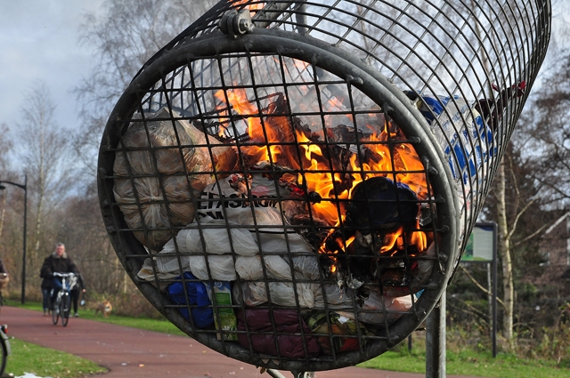 Werp prullenbak in brand aan de Bloemendaalweg Waalwijk