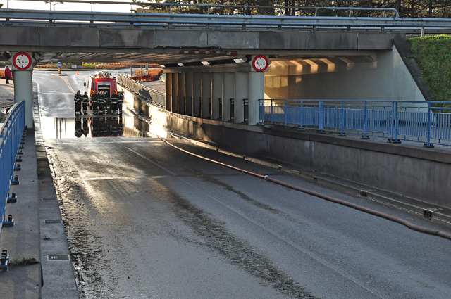 Veel water onder viaduct aan de Hertog Janstraat Waalwijk