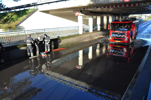Veel water onder viaduct aan de Hertog Janstraat Waalwijk