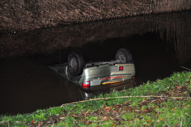 Update: Man (19) raakt ernstig gewond door auto te water aan de Elzenweg Waalwijk
