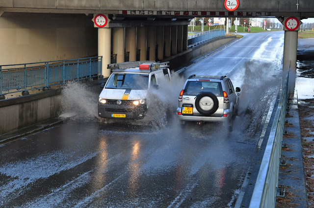 Veel water onder viaduct aan de Hertog Janstraat Waalwijk