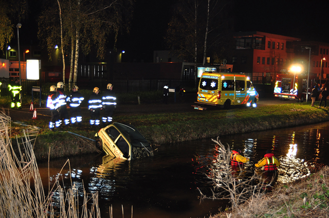 Update: Man (19) raakt ernstig gewond door auto te water aan de Elzenweg Waalwijk