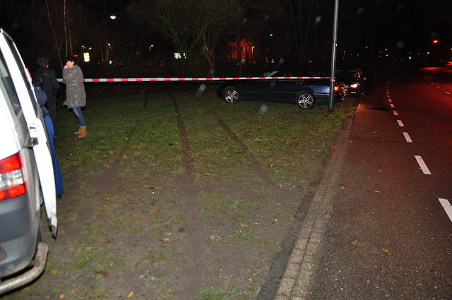 Update: Man (19) raakt ernstig gewond door auto te water aan de Elzenweg Waalwijk