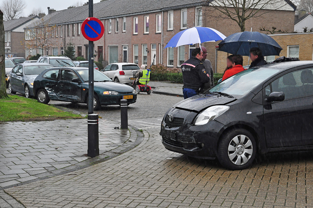 Aanrijding op kruising Prof. Nolenslaan Waalwijk