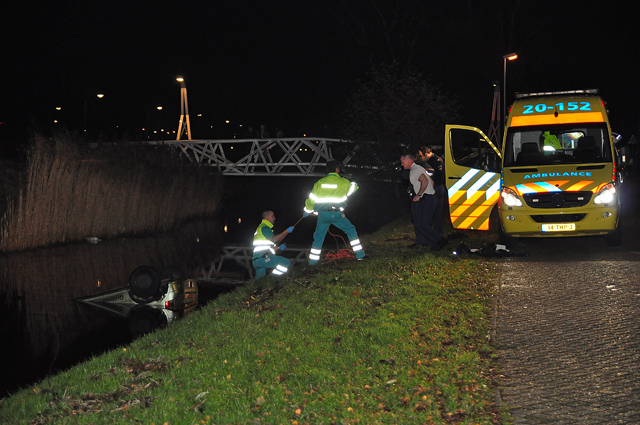 Update: Man (19) raakt ernstig gewond door auto te water aan de Elzenweg Waalwijk
