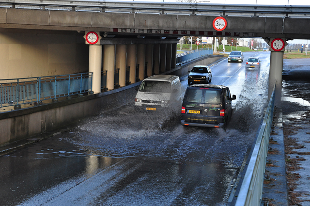 Veel water onder viaduct aan de Hertog Janstraat Waalwijk