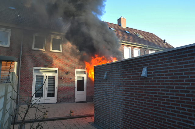 Flinke schuurbrand aan de Mgr. Prinsenstraat Waalwijk