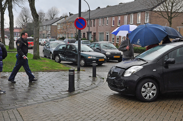 Aanrijding op kruising Prof. Nolenslaan Waalwijk