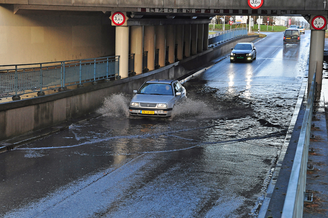 Veel water onder viaduct aan de Hertog Janstraat Waalwijk