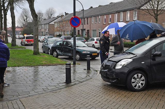 Aanrijding op kruising Prof. Nolenslaan Waalwijk
