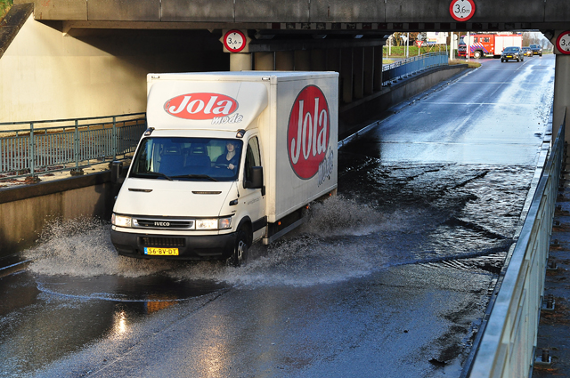 Veel water onder viaduct aan de Hertog Janstraat Waalwijk