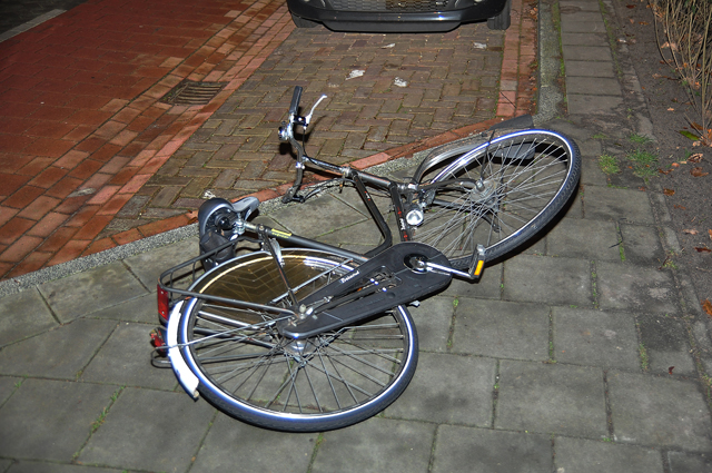 Fietser gewond na aanrijding aan de Burg. Moonenlaan Waalwijk