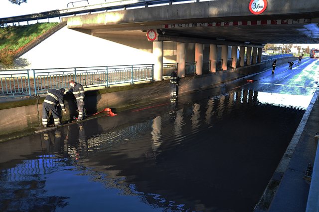 Veel water onder viaduct aan de Hertog Janstraat Waalwijk
