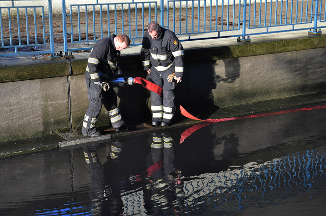Veel water onder viaduct aan de Hertog Janstraat Waalwijk