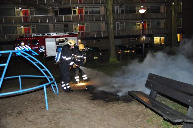 Bankje gaat in vlammen op aan het Larixplein Waalwijk
