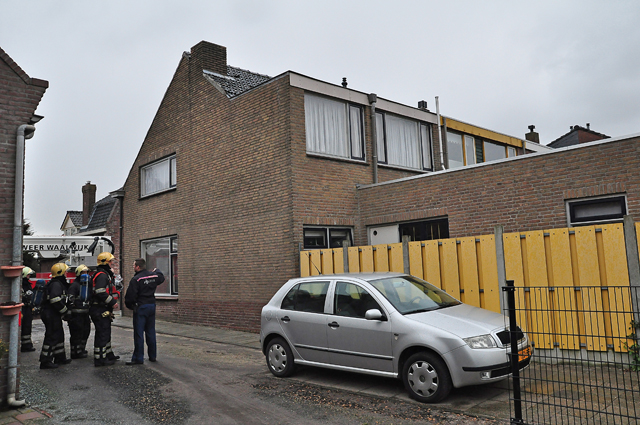 Schoorsteenbrand houdt brandweer lang bezig aan het Hoogeinde Waalwijk