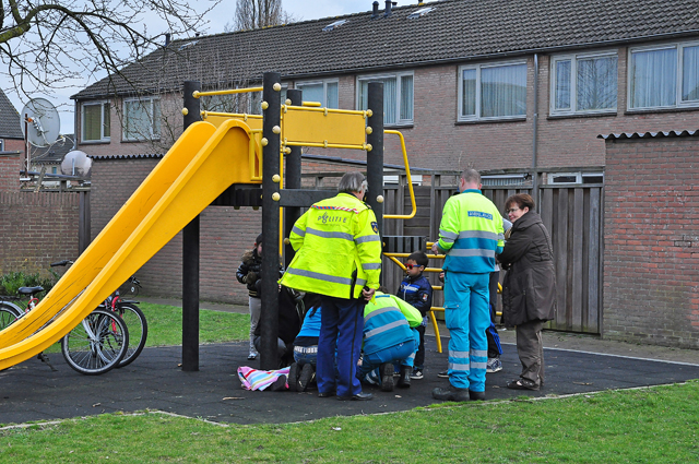 Meisje valt van speeltoestel af aan de Maurice Ravelstraat Waalwijk