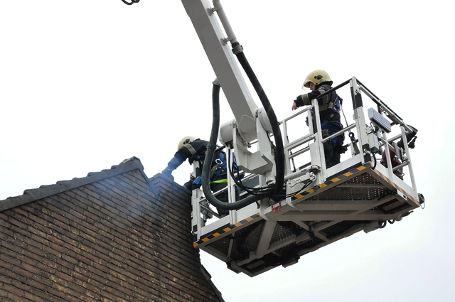 Schoorsteenbrand houdt brandweer lang bezig aan het Hoogeinde Waalwijk