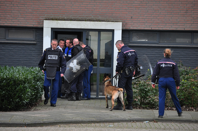 UPDATE: Veel politie inzet bij inval in woning aan de Noordstraat Waalwijk