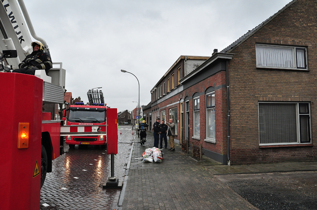 Schoorsteenbrand houdt brandweer lang bezig aan het Hoogeinde Waalwijk