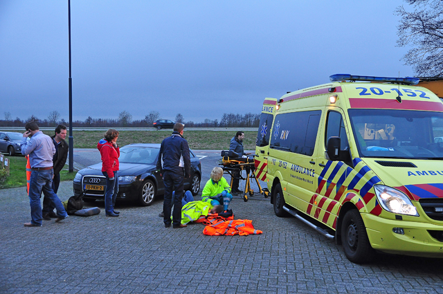 Man valt hard op wegdek aan de Cartografenweg Waalwijk