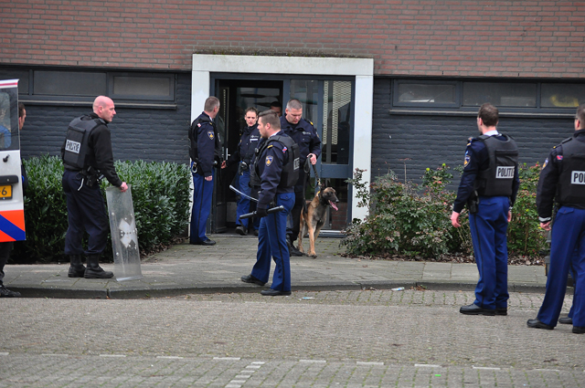 UPDATE: Veel politie inzet bij inval in woning aan de Noordstraat Waalwijk